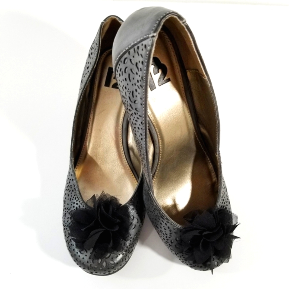 NWOT R2 Womans Feminine Cut out Wedge design Sz.9